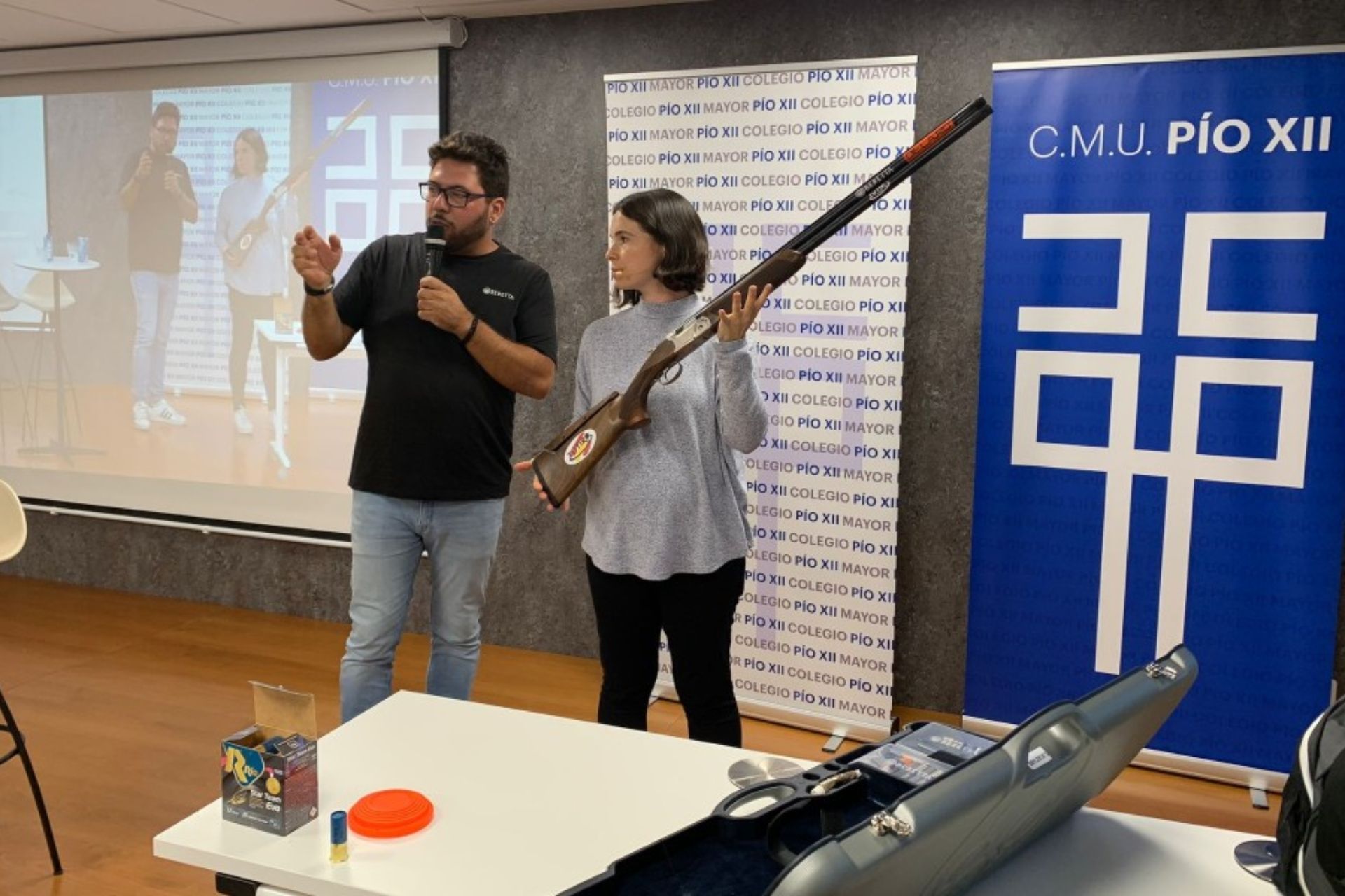 La disciplina del tiro al plato de la mano de dos campeones