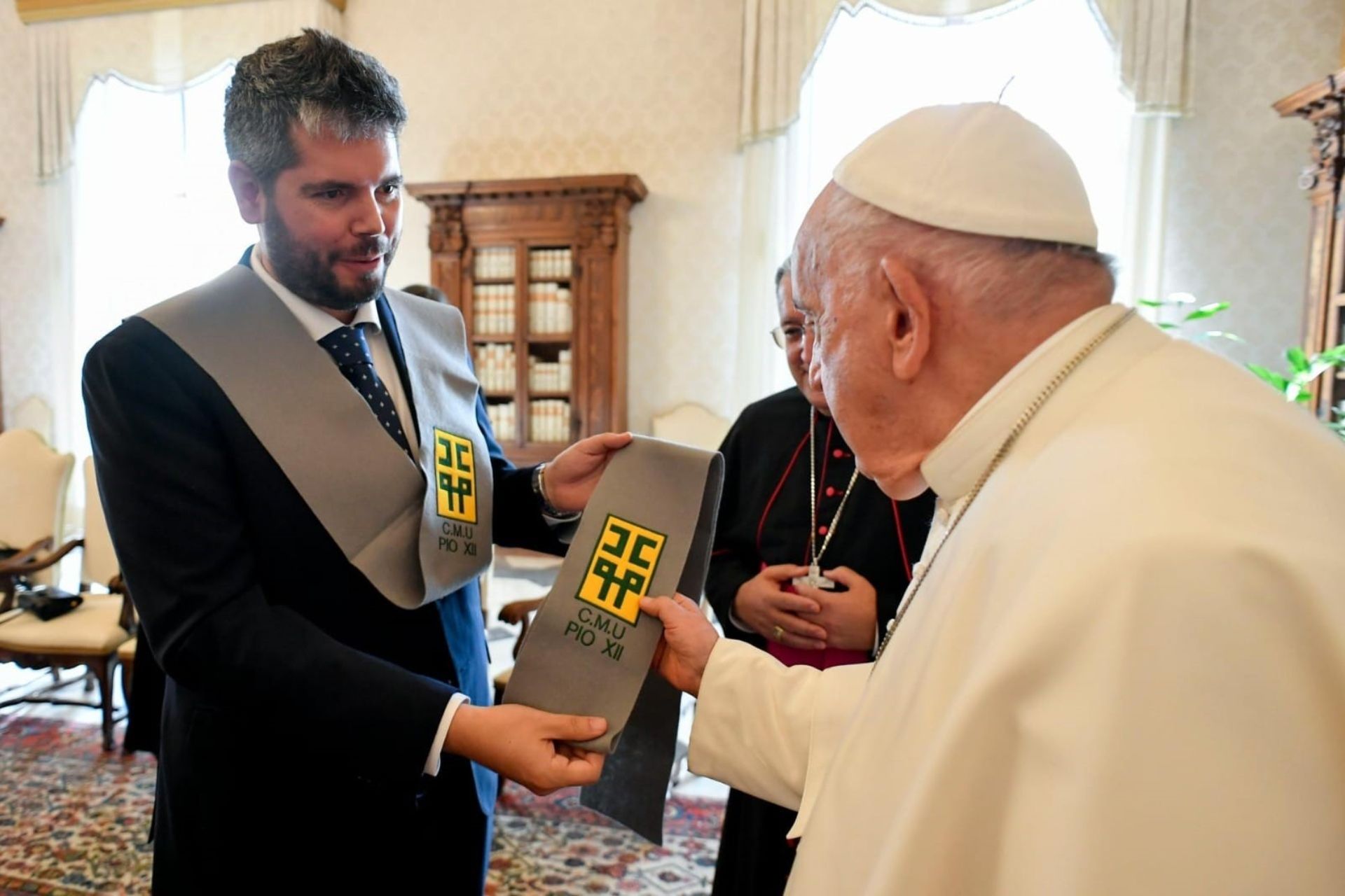 El Papa recibe la Beca de Honor