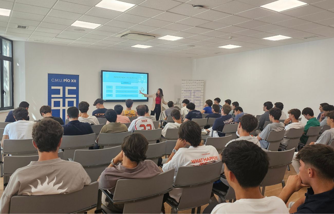 La psicóloga Bárbara Menéndez dando una charla a los colegiales del CMU Pío XII